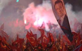תומכי האופוזיציה בטורקיה חוגגים את הניצחון בבחירות המקומיות (צילום: REUTERS/Umit Bektas)