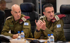 הרמטכ"ל, הרצי הלוי ומפקד פיקוד צפון, אורי גולדין (צילום: דובר צה"ל)