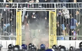 מהומות במשחק בין היידוק ספליט לדינמו זאגרב (צילום: צילום מסך, יוטיוב)