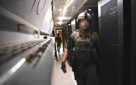 חייל ישראלי במנהרת פיקוד של חמאס הפועלת בחלקה מתחת למפקדת אונרא ברצועת עזה, 8 בפברואר 2024 (צילום: רויטרס)