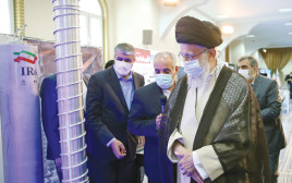 עלי חמינאי מבקר במתקן גרעין בטהרן, איראן, 11 ביוני 2023 (צילום: רויטרס)