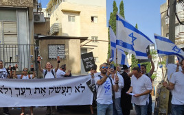 מפגינים מול ביתו של הרב דב לנדו דורשים גיוס לכולם: "לא תעשק את רעך ולא תגזל" (צילום: ברק דור)