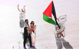הדגל יונף גם בפריז. משלחת פלסטין לטוקיו (צילום: GettyImages, Maja Hitij)