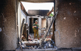 חייל במרכז ההרס שנגרם על ידי לוחמי חמאס בקיבוץ כפר עזה (צילום:  חיים גולדברג, פלאש 90)