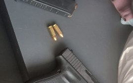 אקדח גלוק ומחסנית מלאה שאותרו אצל חייל מילואים בחדרה (צילום: דוברות המשטרה)