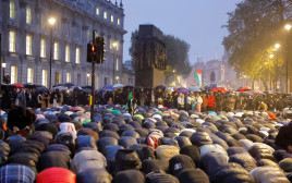 מוסלמים מתפללים בלונדון (צילום: REUTERS/Clodagh Kilcoyne)