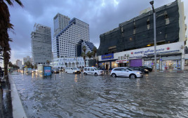 הצפה בתל אביב (צילום: אבשלום ששוני, פלאש 90)