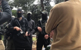 חמושים ליד קברי "שהידים" (צילום: שימוש לפי סעיף 27א')