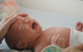 תינוק בוכה בבית החולים (צילום: אינג אימג')