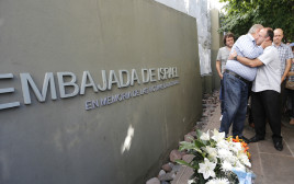 האנדרטה לזכר קורבנות הפיגוע בשגרירות ישראל בארגנטינה ב-1992 (צילום: REUTERS/Enrique Marcarian)