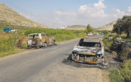 מכוניות שרופות שהציתו מתנחלים בכפר בשטחים (צילום: פלאש 90)