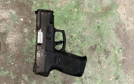 האקדח שנתפס בג'ואריש (צילום: דוברות המשטרה)