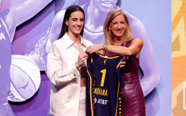 קייטלין קלארק לצד קומישינרית ה-WNBA קטי אנגלברט אחרי בחירתה בדראפט (צילום: GettyImages, Sarah Stier)