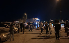 חסימת משאיות הסיוע במעבר אלנבי (צילום: צו 9)