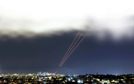 יירוט טילים מאיראן 14 באפריל 2024 כפי שניתן לראות מאשקלון (צילום: רויטרס)