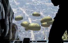 חיל האוויר הירדני מטילים חבילות סיוע מעל עזה. אפריל 2024 (צילום: רויטרס)