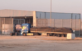 המשאית במעבר ארז (צילום: צו 9)