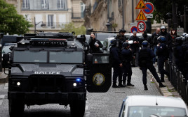 משטרת צרפת בזירת האירוע (צילום: רויטרס)
