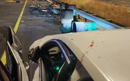 זירת התאונה הקשה בכביש 1  (צילום: דוברות המשטרה)
