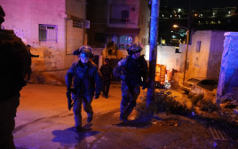 פעילות שוטרי מחוז ירושלים ולוחמי מג"ב ירושלים, בשכונת עיסאוויה (צילום: דוברות המשטרה)