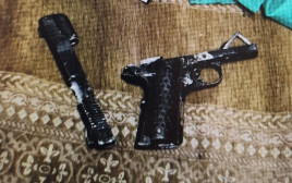 חלקי הנשק שנמצאו בבית העצור (צילום: דוברות המשטרה)