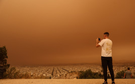 אתונה כוסתה באובך כתום (צילום: REUTERS)