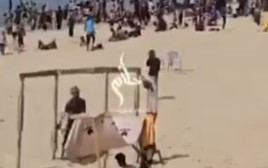 המוני עזתים בחוף ברפיח (צילום: רשתות ערביות)