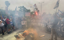 מפגינים מול ביתו של השר גנץ (צילום: דורשינוי)