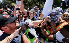 עימותים אלימים בין מפגינים פרו-פלסטינים לפרו-ישראלים ב-UCLA (צילום: REUTERS/David Swanson)