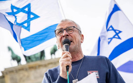 הפוליטיקאי הגרמני פולקר בק בהפגנת תמיכה בישראל (צילום: רויטרס)