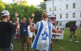 מפגין פרו-ישראלי צועק על מפגינים פרו-פלסטינים באוניברסיטת אמורי אטלנטה גורגיה (צילום: רויטרס)