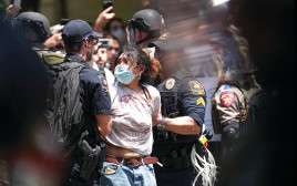 עימותים אלימים בין סטודנטים אמריקאים תומכי פלסטין לבין המשטרה, באוניברסיטת טקסס (צילום: רויטרס)