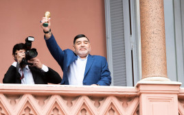 דייגו מראדונה מאמן חימנסיה לה פלאטה לאחר ביקור אצל נשיא ארגנטינה (צילום: רויטרס)