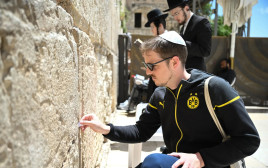 איש בורוסיה דורטמונד מבקר בכותל (צילום: הקונגרס היהודי העולמי)