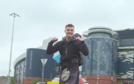 קרייג פרגוסון, אוהד נבחרת סקוטלנד, צועד למשחק הפתיחה של יורו 2024 (צילום: צילום מסך, .)