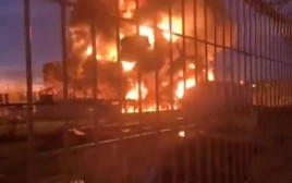 שריפה במפעל זיקוק בירצבו, רוסיה, לאחר תקיפה אוקראינית (צילום: רויטרס)