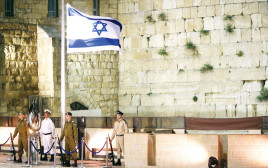 דגל חצי התורן (צילום: מרק ישראל סלם)