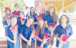 פרחים של תקווה זר לנופל (צילום: הנוער העובד והלומד)