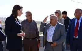 שרת החוץ ההולנדית בביקור בכפר בורקא  (צילום: דוברות המשטרה)