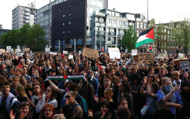 הפגנה פרו פלסטינית באמסטרדם (צילום: רויטרס)