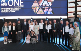 משתתפי טקס יום הזיכרון הבינלאומי באתר יד לשריון בלטרון (צילום: ארגון מסע)
