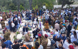 טקס זיכרון לחללי מערכות ישראל ונפגעי פעולות האיבה בבית עלמין בירושלים (צילום: מרק ישראל)