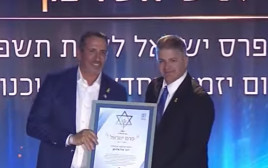 השר קיש מעניק לאיל ולדמן את פרס ישראל (צילום: צילום מסך)