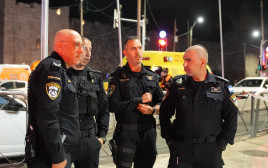 השוטרים בזירת האירוע (צילום: דוברות המשטרה)
