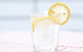 מים עם לימון (צילום: אינג'אימג')