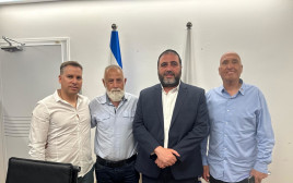 מימין אלי בן שם יור יד לבנים, שר הפנים משה ארבל, אלי טהר סגן יור יד לבנים, מנכל יד לבנים גל אברהם  (צילום: יחצ)