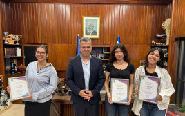 כרמל שאמה הכהן עם איה, אלי וליאור (צילום: דוברות עיריית רמת גן)