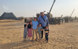 ילדי מושב בני נצרים בביקור בסוללת התותחנים (צילום: ללא)