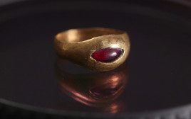 הטבעת שנמצאה בחפירות (צילום: אמיל אלג'ם, רשות העתיקות)