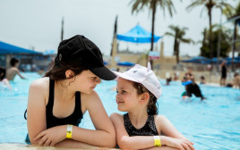 ילדות חובשות כובע בבריכה בפארק המים "ימית 2000" (צילום: סנאפ מרכז חברתי לצילום)